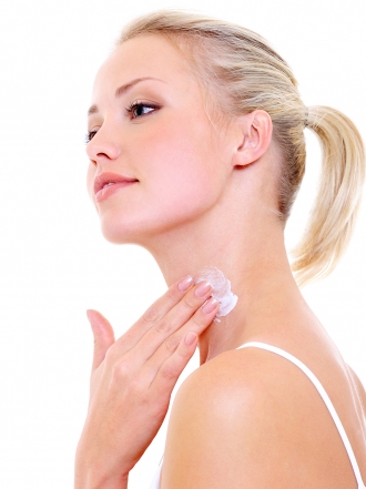 Te desvelamos los secretos para cuidar el cuello y el escote de manera natural