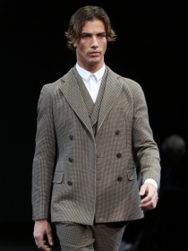 Giorgio Armani descubre a un hombre oscuro y brillante para la primavera