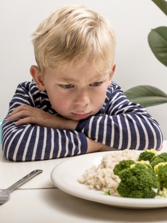 Cómo sobrellevar la odisea de dar de comer a un niño: creatividad y paciencia en la rutina