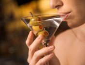 Beber alcohol en la menopausia: beneficios y riesgos para la salud