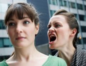 La impotencia y el significado de soñar que no puedes hablar ni gritar