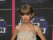 Taylor Swift, espectacular en los premios CMT 2013, se va de vacío