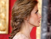 El vestido de Letizia y su extraño peinado con trenza, ¿postizo o natural?