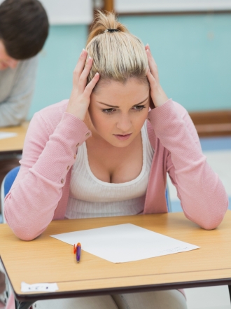 Soñar que te haces pis en clase: controla tus nervios