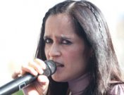 Julieta Venegas, atacada en su concierto en Argentina por su ex suegra