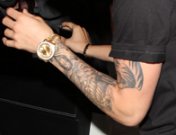 El brazo de Justin Bieber se llena de tatuajes: adicción a la tinta