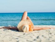 Beneficios del sol en la menopausia: disfruta pero con protección