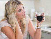 Dolor de cabeza por pasarse con el vino, un exceso con solución