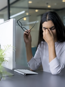 Cómo evitar el dolor de cabeza por el uso del ordenador