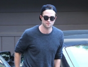 ¿Quiere Robert Pattinson poner celosa a Kristen Stewart para volver juntos?