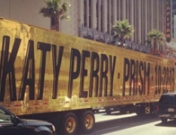 Katy Perry, nuevo disco con una original promoción sobre ruedas