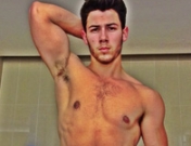 Los ex novios de Selena Gomez sin camiseta: Nick Jonas vs Justin Bieber
