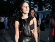 Lady Gaga ahora es gótica, nuevo y tétrico look con piercing incluido