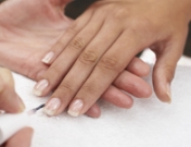 Libera tus uñas del esmalte, apuesta por una manicura natural