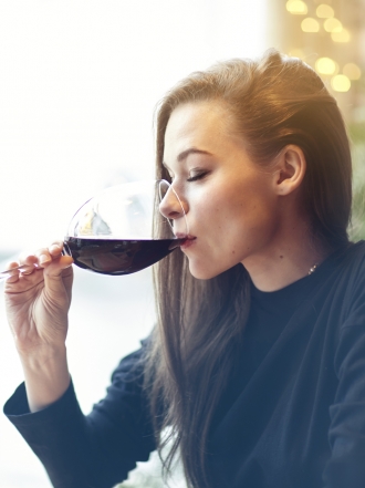Alcohorexia o ebriorexia: beber alcohol para comer menos