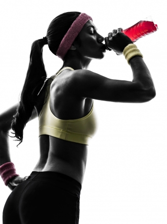 Los riesgos de las bebidas energéticas para practicar deporte