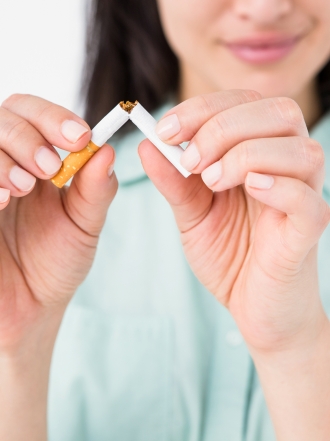 Dejar de fumar te da diez años más de vida