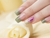 Colorea tus uñas con el nuevo negro: el verde