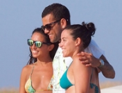 Dani Alves, muy bien acompañado en Formentera, ¿y su novia Thaissa Carvalho?