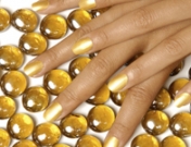 Disfruta de unas uñas en color amarillo en verano