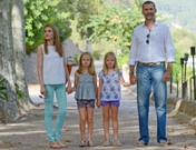 La Princesa Letizia más guapa y relajada que nunca en el posado veraniego de 2013