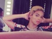 Beyoncé, pelo a lo Miley Cyrus tras el ventilador ¿es una peluca rubia?