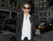 Rita Ora, ¿mejor con look de mujer o de hombre?