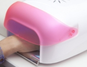 Hazte con un secador de uñas para una manicura express