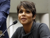 Halle Berry celebra su 47 cumpleaños defendiendo la ley del menor