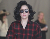 Lady Gaga pasa de grabar un videoclip desnuda a ducharse vestida