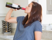 ¿Te duele la cabeza? Quizá sea provocado por el alcohol