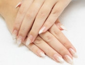 Cómo no arañar con tus uñas extra largas