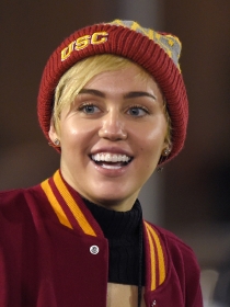 Miley Cyrus fuma marihuana y lo muestra en las redes sociales