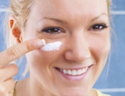 Limpieza facial de mejillas con piel seca