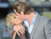 Liam Hemsworth, lejos de Miley Cyrus; Elsa Pataky y Chris Hemsworth le restriegan su amor