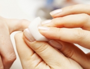 Cómo desmaquillar tus uñas sin dañarlas