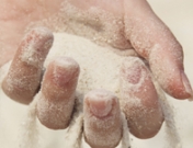 Esmalte efecto arena para tus uñas: mucho más que una manicura