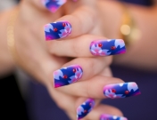 Manicura casera con esmalte satinado para unas uñas mate