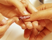 Reinventa tu manicura con detalles florales en tus uñas