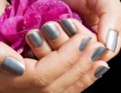 Rescata la manicura de antaño con una manicura perlada