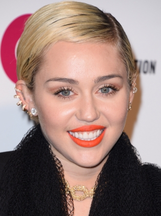 Miley Cyrus, desnuda una vez más: topless para su disco Bangerz