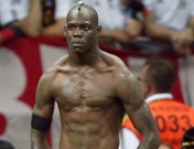 Balotelli pica a Neymar y tira los trastos a su novia Bruna Marquezine