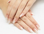 Trucos para que no se te rompan tus uñas extra largas