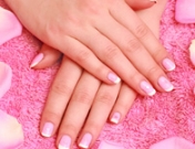 Uñas con estrías: causas, tipos y manicura personalizada