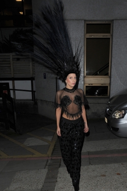 Lady Gaga se contonea cual pavo real
