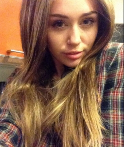 Miley Cyrus recupera su pelo largo de cuando era una buena chica