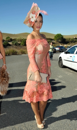 El look imposible de Tamara Gorro en la boda de Beatriz Trapote