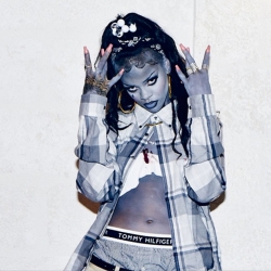 El azul, el color que mejor sienta a Rihanna