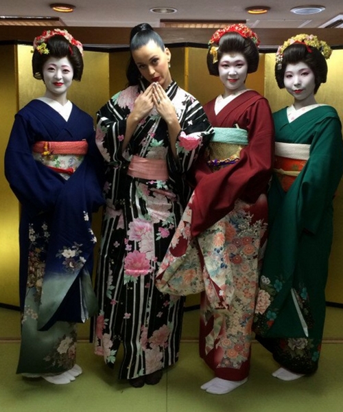 La cara más oriental de Katy Perry, rodeada de geishas