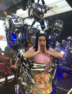 Katy Perry se lo pasa bien allí donde va